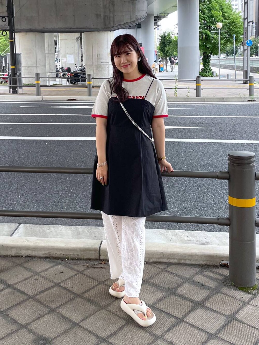 ブラック系のシャツ/ブラウス、ベージュ系のサンダル、ホワイト系のTシャツ/カットソーを着用したレディースの夏コーディネートの4枚目の写真