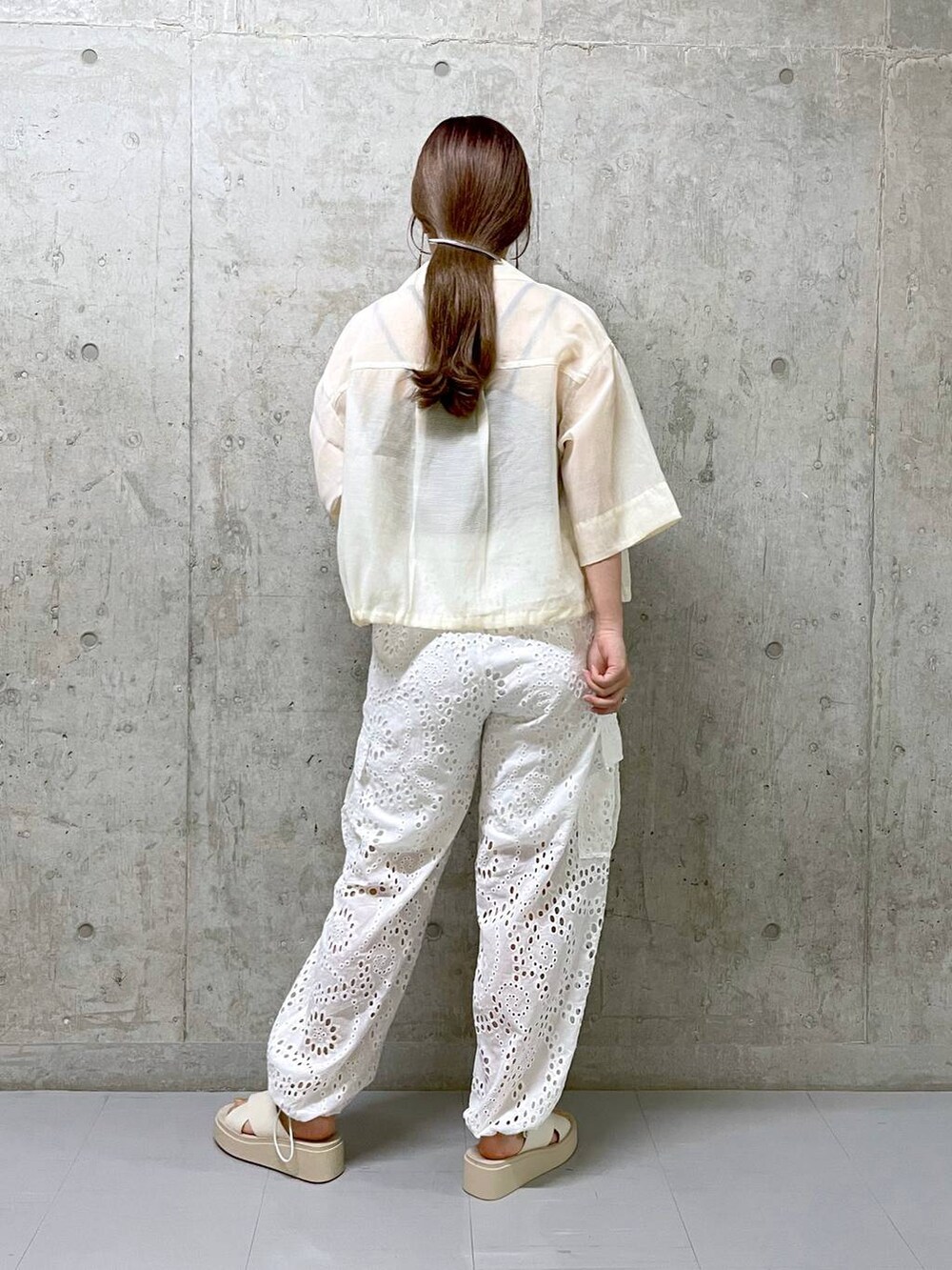 その他のTシャツ/カットソー、ホワイト系のサンダル、ホワイト系のシャツ/ブラウスを着用したレディースの夏コーディネートの3枚目の写真