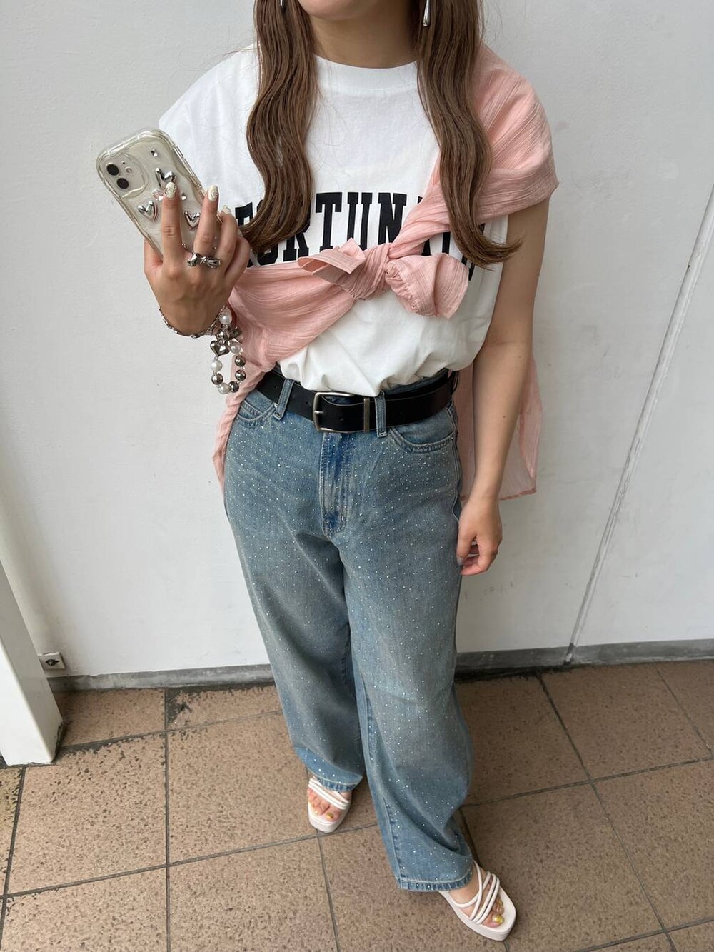 ホワイト系のTシャツ/カットソー、ブルー系のデニムパンツ、ピンク系のシャツ/ブラウスを着用したレディースの夏コーディネートの2枚目の写真