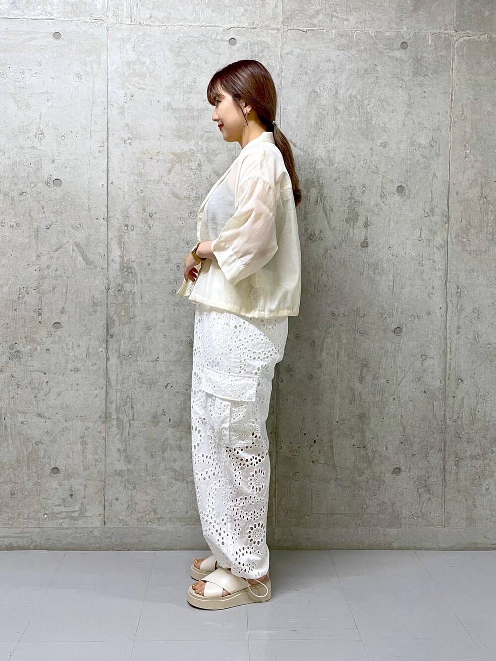 その他のTシャツ/カットソー、ホワイト系のサンダル、ホワイト系のシャツ/ブラウスを着用したレディースの夏コーディネートの2枚目の写真