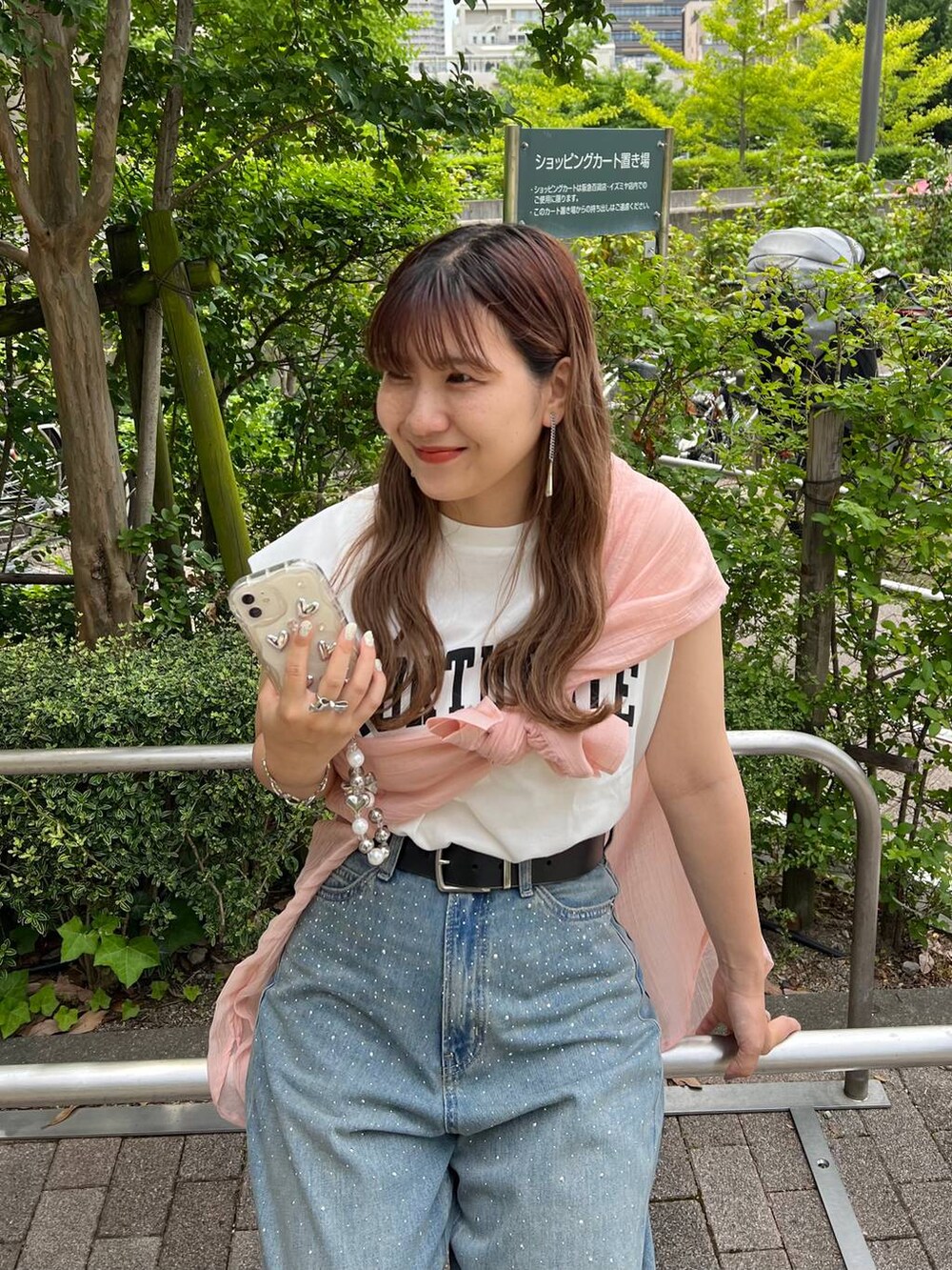 ホワイト系のTシャツ/カットソー、ブルー系のデニムパンツ、ピンク系のシャツ/ブラウスを着用したレディースの夏コーディネートの3枚目の写真