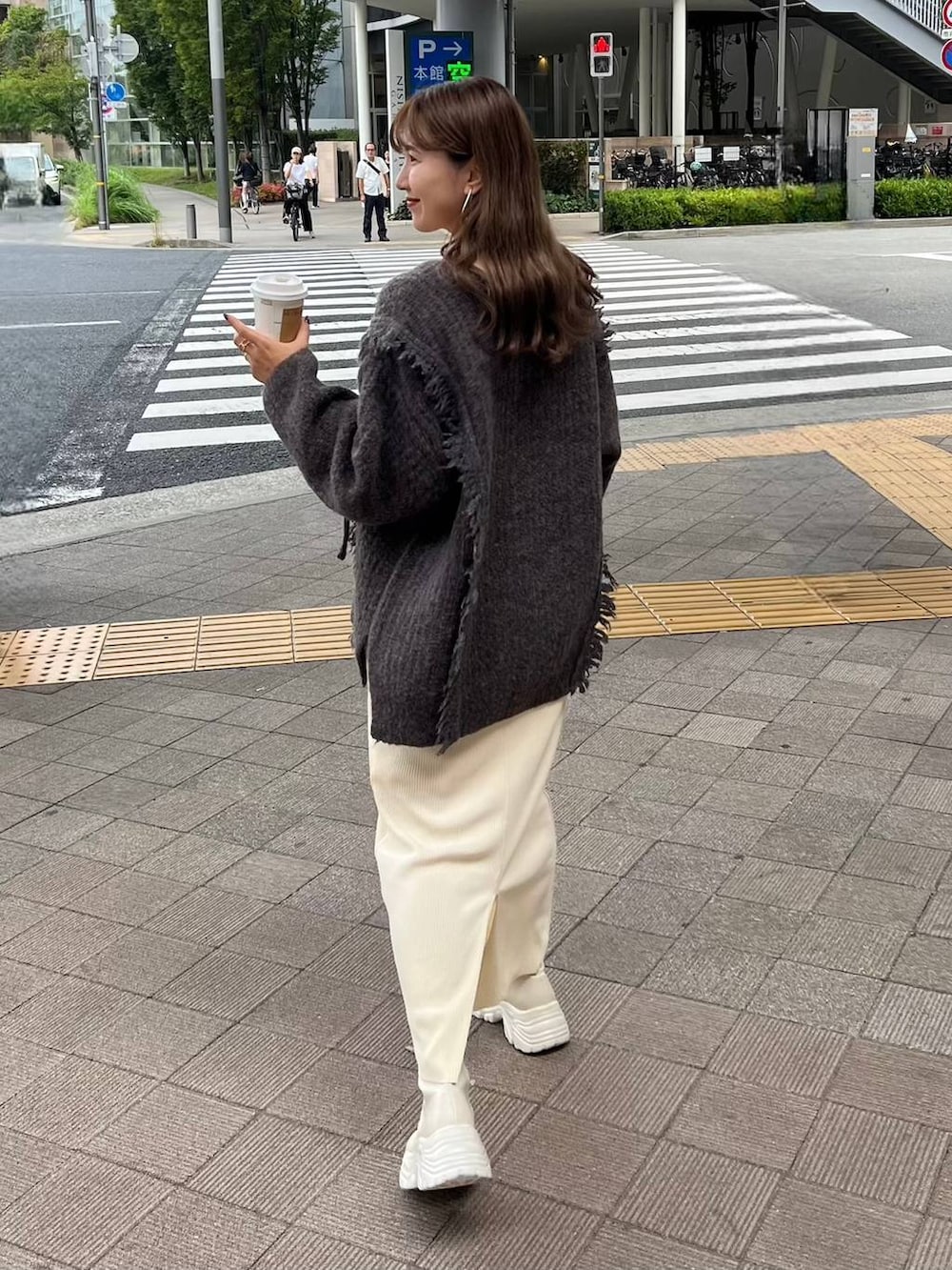 「カジュアル、着痩せ・細見え、休日コーデ、楽ちんコーデ、秋コーデ、ローリーズスタイル_LOWRYS FARM、公認インフルエンサー_LOWRYS FARM、大人女子カジュアル_LOWRYS FARM、体型カバー、ゆったり、旅行、LOWRYS FARM、ニット、女子ウケ、デート/ロマンティック」｜「LOWRYS FARMのカットリブタイトスカート　103920（スカート、ホワイト系）」を使った、ミユさん（レディース・157cm）の秋コーディネートの4枚目の写真
