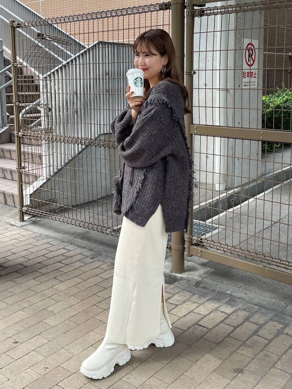 「カジュアル、着痩せ・細見え、休日コーデ、楽ちんコーデ、秋コーデ、ローリーズスタイル_LOWRYS FARM、公認インフルエンサー_LOWRYS FARM、大人女子カジュアル_LOWRYS FARM、体型カバー、ゆったり、旅行、LOWRYS FARM、ニット、女子ウケ、デート/ロマンティック」｜「LOWRYS FARMのカットリブタイトスカート　103920（スカート、ホワイト系）」を使った、ミユさん（レディース・157cm）の秋コーディネートの5枚目の写真