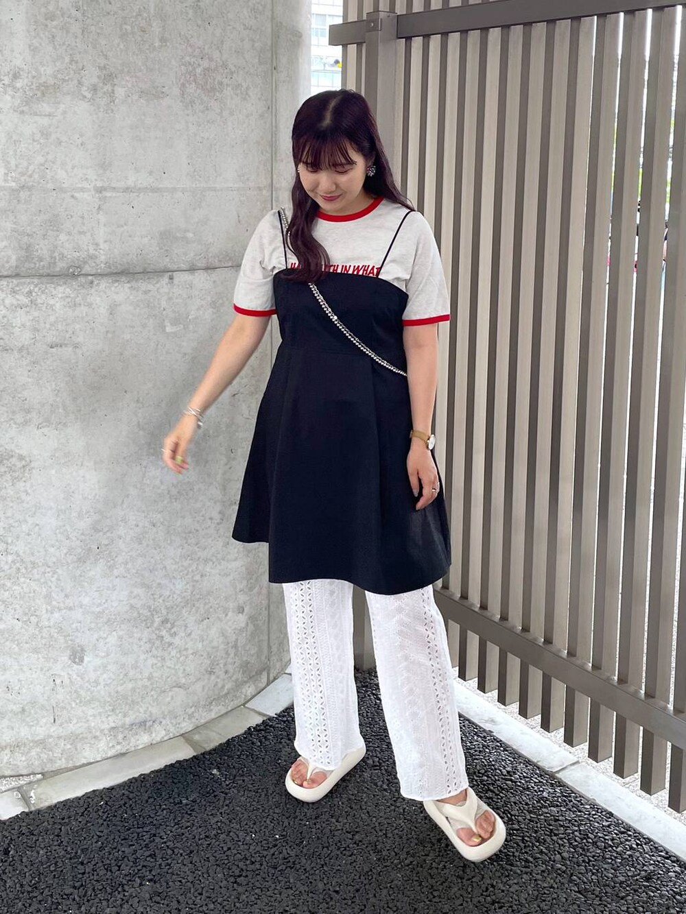 ブラック系のシャツ/ブラウス、ベージュ系のサンダル、ホワイト系のTシャツ/カットソーを着用したレディースの夏コーディネートの3枚目の写真