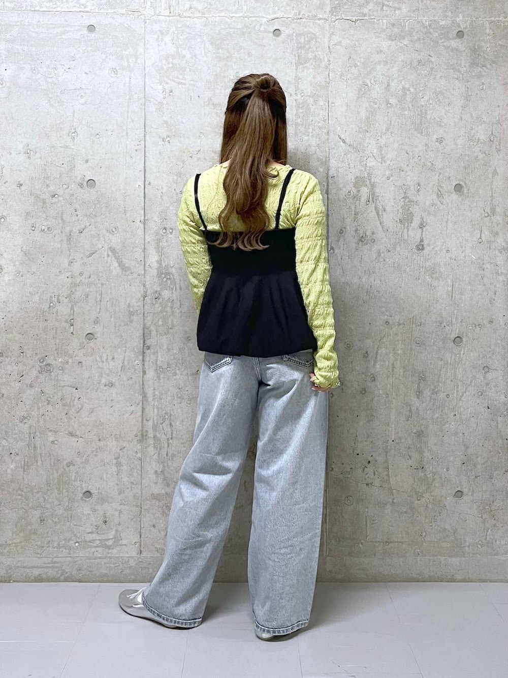 「カジュアル、着痩せ・細見え、差し色コーデ、休日コーデ、ローリーズスタイル_LOWRYS FARM、大人女子カジュアル_LOWRYS FARM、公認インフルエンサー_LOWRYS FARM、ゆったり、旅行、LOWRYS FARM、フラットシューズ、楽ちんコーデ、デニムパンツ、春コーデ、女子ウケ」|「LOWRYS FARMのペプラムニットキャミ 111949(Tシャツ/カットソー、ブラック系)」を使った、ミユさん(レディース・157cm)の春コーディネートの3枚目の写真