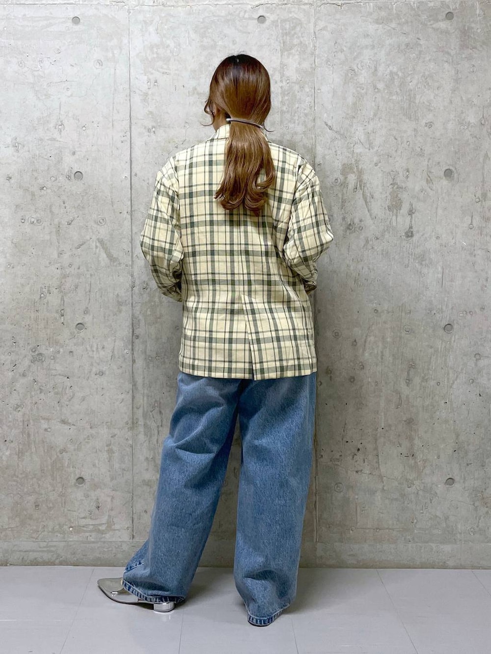 ホワイト系のTシャツ/カットソー、グリーン系のテーラードジャケット、ブルー系のデニムパンツを着用したレディースの春コーディネートの3枚目の写真