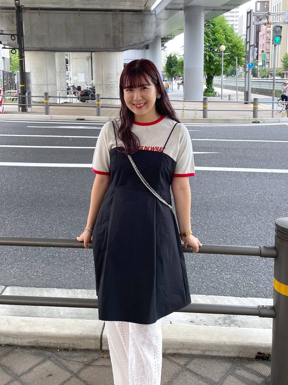 ブラック系のシャツ/ブラウス、ベージュ系のサンダル、ホワイト系のTシャツ/カットソーを着用したレディースの夏コーディネートの2枚目の写真