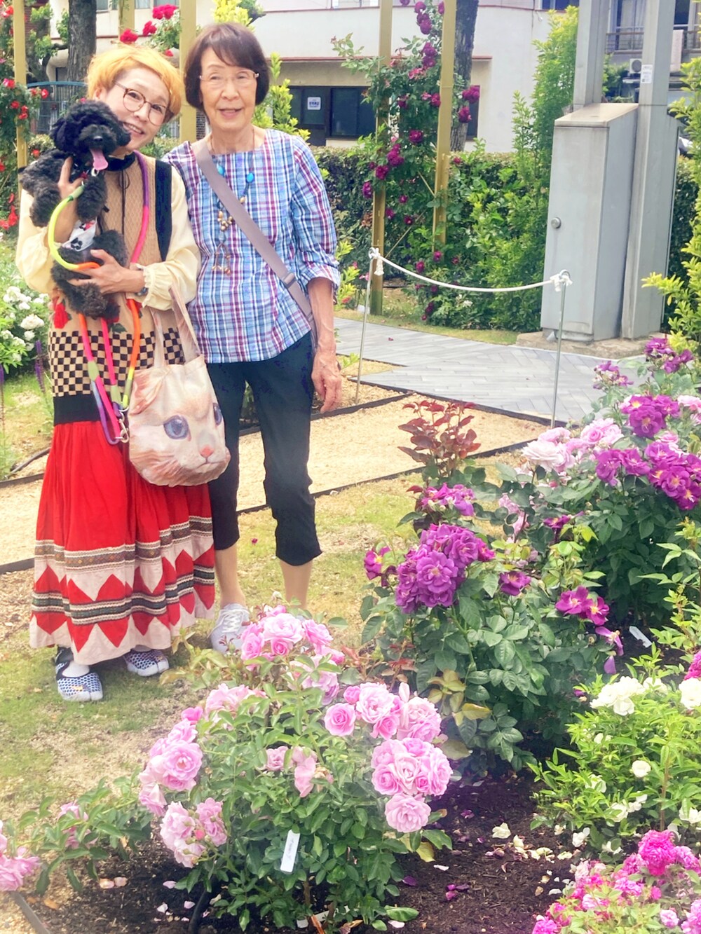 レッド系のスカート、ベージュ系のニット/セーター、ブラック系のその他シューズを着用したレディースの夏コーディネートの2枚目の写真