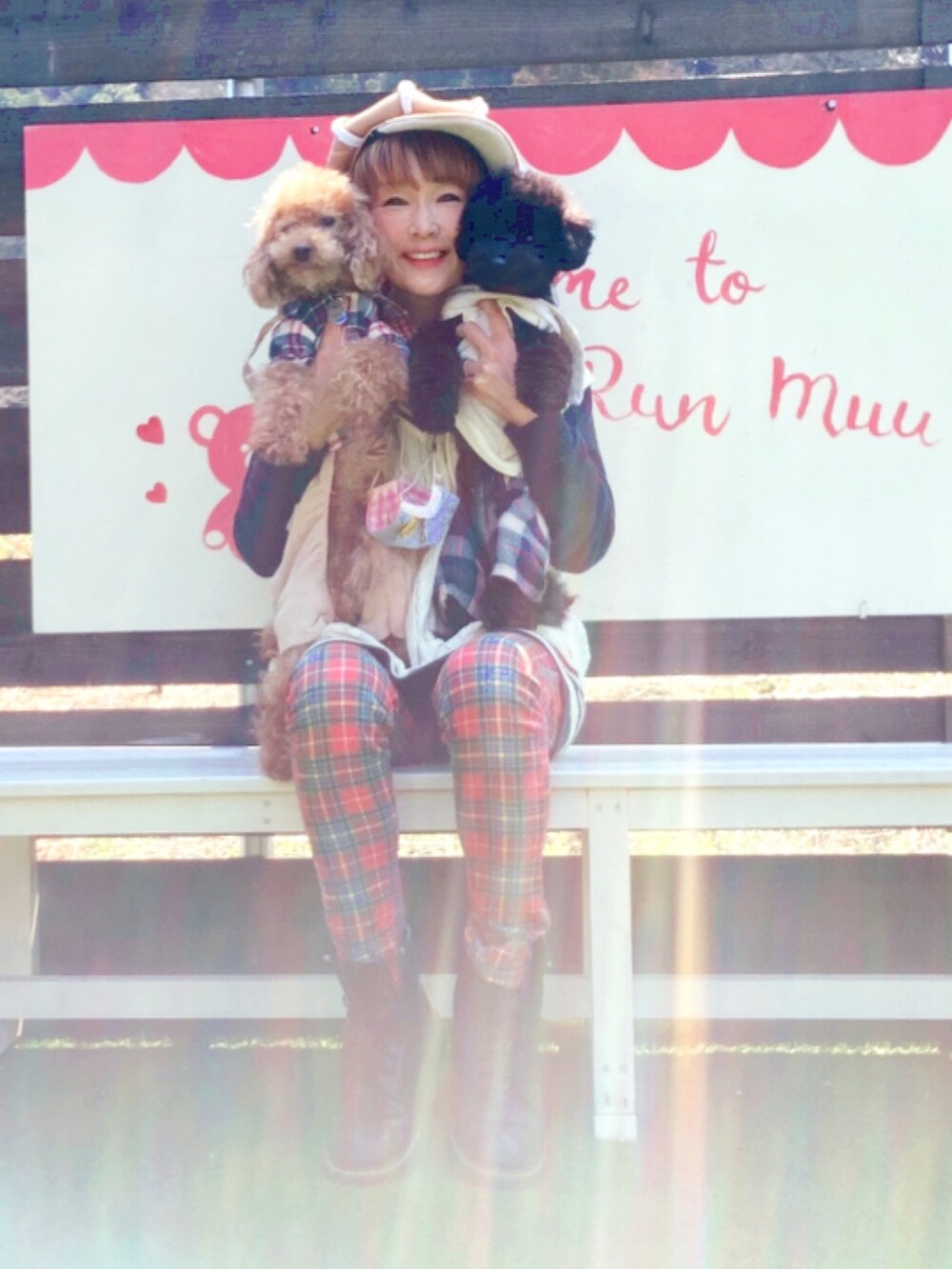 「愛犬と一緒、リンクコーデ、チェック、ベスパー、キャスケット、好きな服を着隊、我が道をゆく隊、ジェンダーレス部、WEAR昭和部」｜「jouetieのプルオーバーパーカー（パーカー、ブルー系）」を使った、ずんちゃ🌞さん（レディース・163cm）の春コーディネートの2枚目の写真