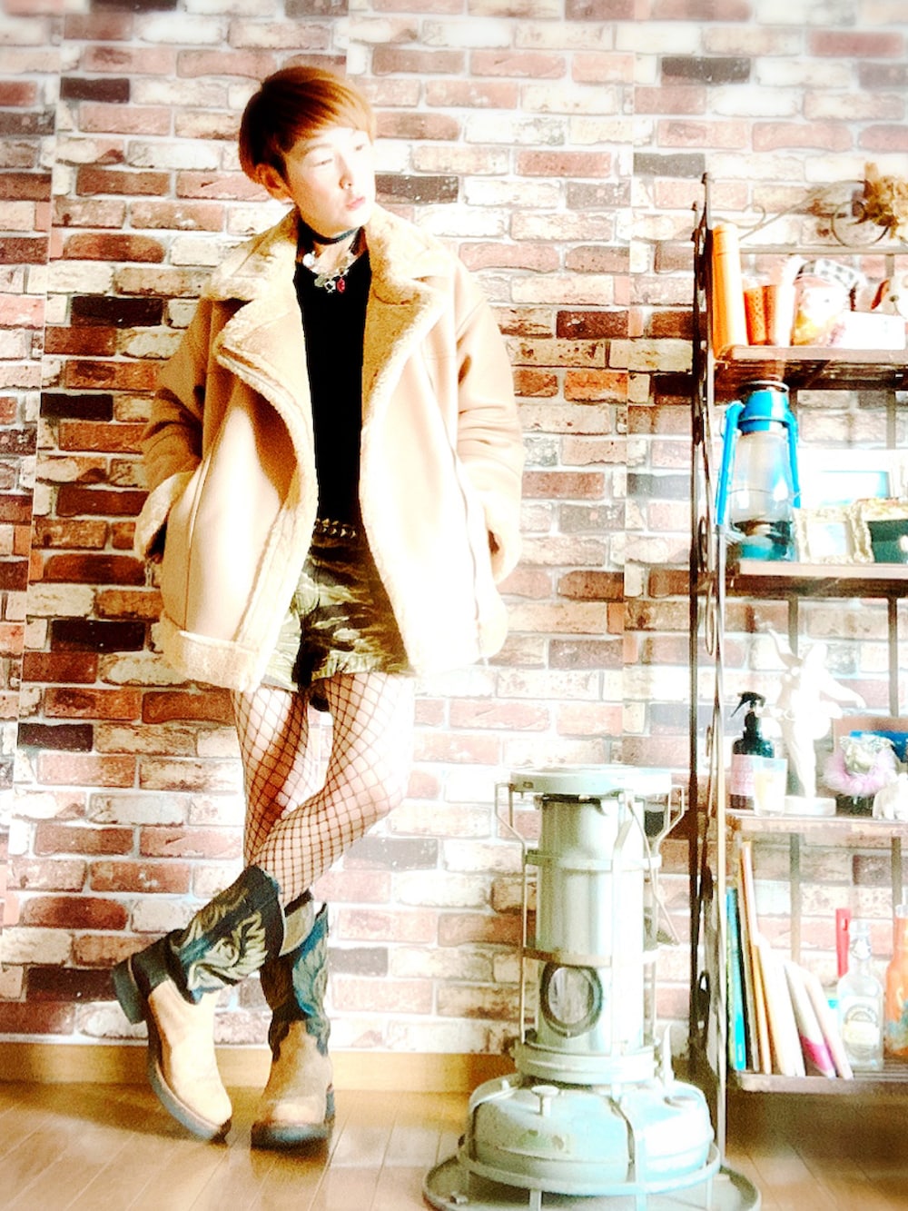 ベージュ系のライダースジャケット、ブラック系のTシャツ/カットソー、その他のその他パンツを着用したレディースの冬コーディネートの3枚目の写真