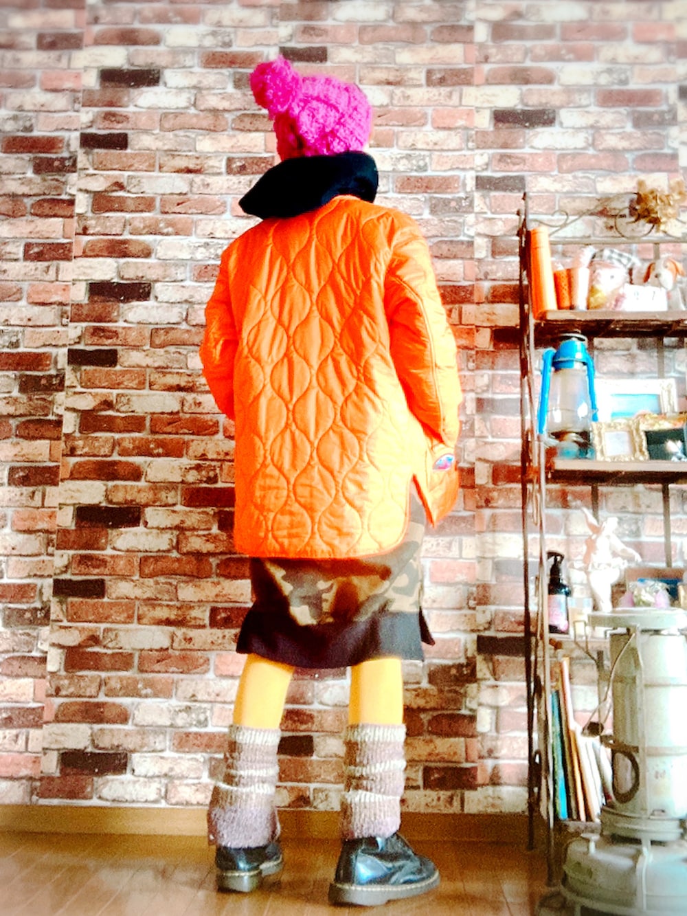 オレンジ系のその他アウター、グリーン系のワンピース、ブラック系のブーツを着用したレディースの冬コーディネートの4枚目の写真