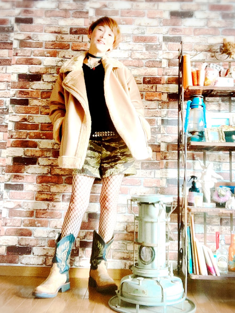 ベージュ系のライダースジャケット、ブラック系のTシャツ/カットソー、その他のその他パンツを着用したレディースの冬コーディネートの2枚目の写真