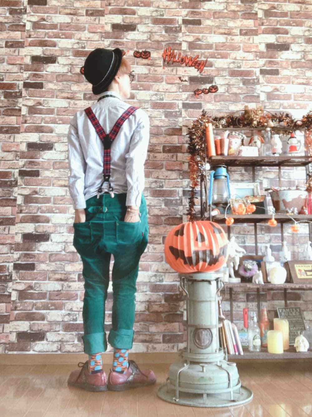 グリーン系のその他パンツ、ブルー系のテーラードジャケット、ブラック系の蝶ネクタイを着用したレディースの秋コーディネートの3枚目の写真