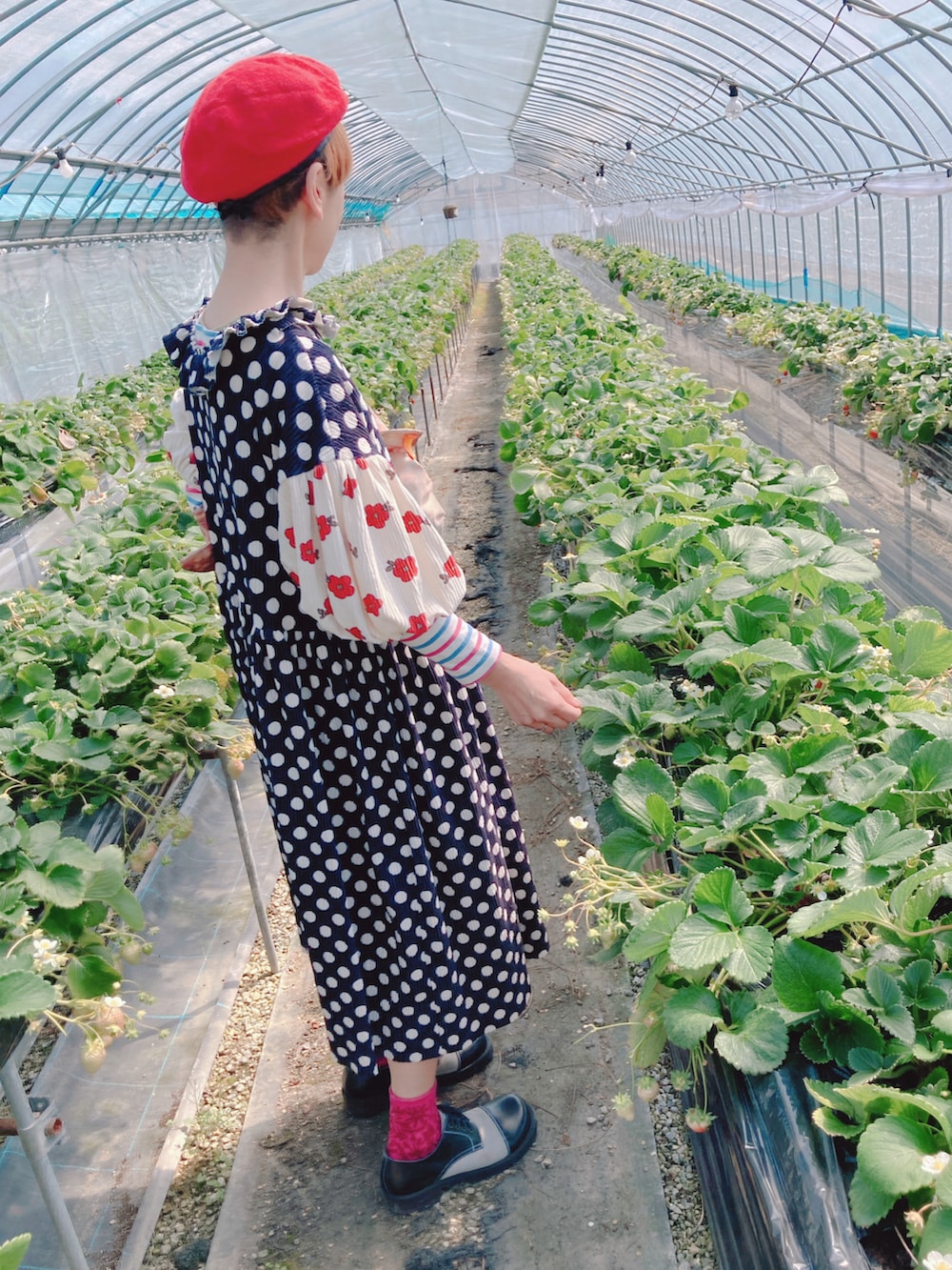 その他のワンピース、ブラック系のシューズ、ホワイト系のトートバッグを着用したレディースの春コーディネートの2枚目の写真