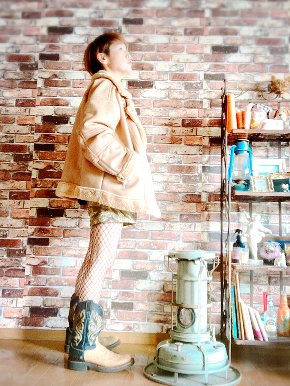 ベージュ系のライダースジャケット、ブラック系のTシャツ/カットソー、その他のその他パンツを着用したレディースの冬コーディネートの4枚目の写真