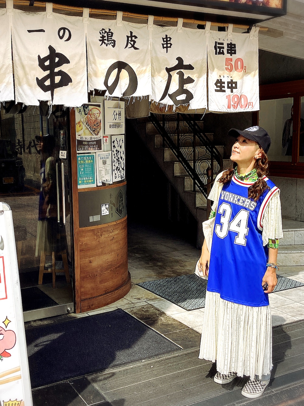 ブルー系のワンピース、その他のトップス、ブルー系のデニムパンツを着用したレディースの秋コーディネートの2枚目の写真