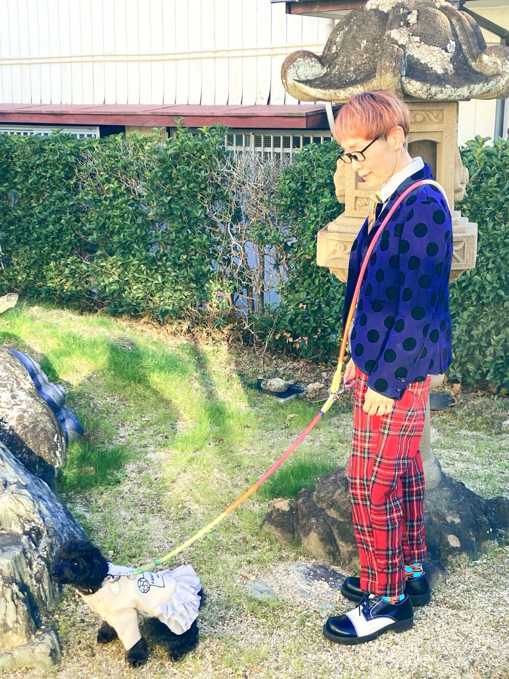 レッド系のその他パンツ、ブルー系のテーラードジャケット、その他のネクタイを着用したレディースの冬コーディネートの3枚目の写真