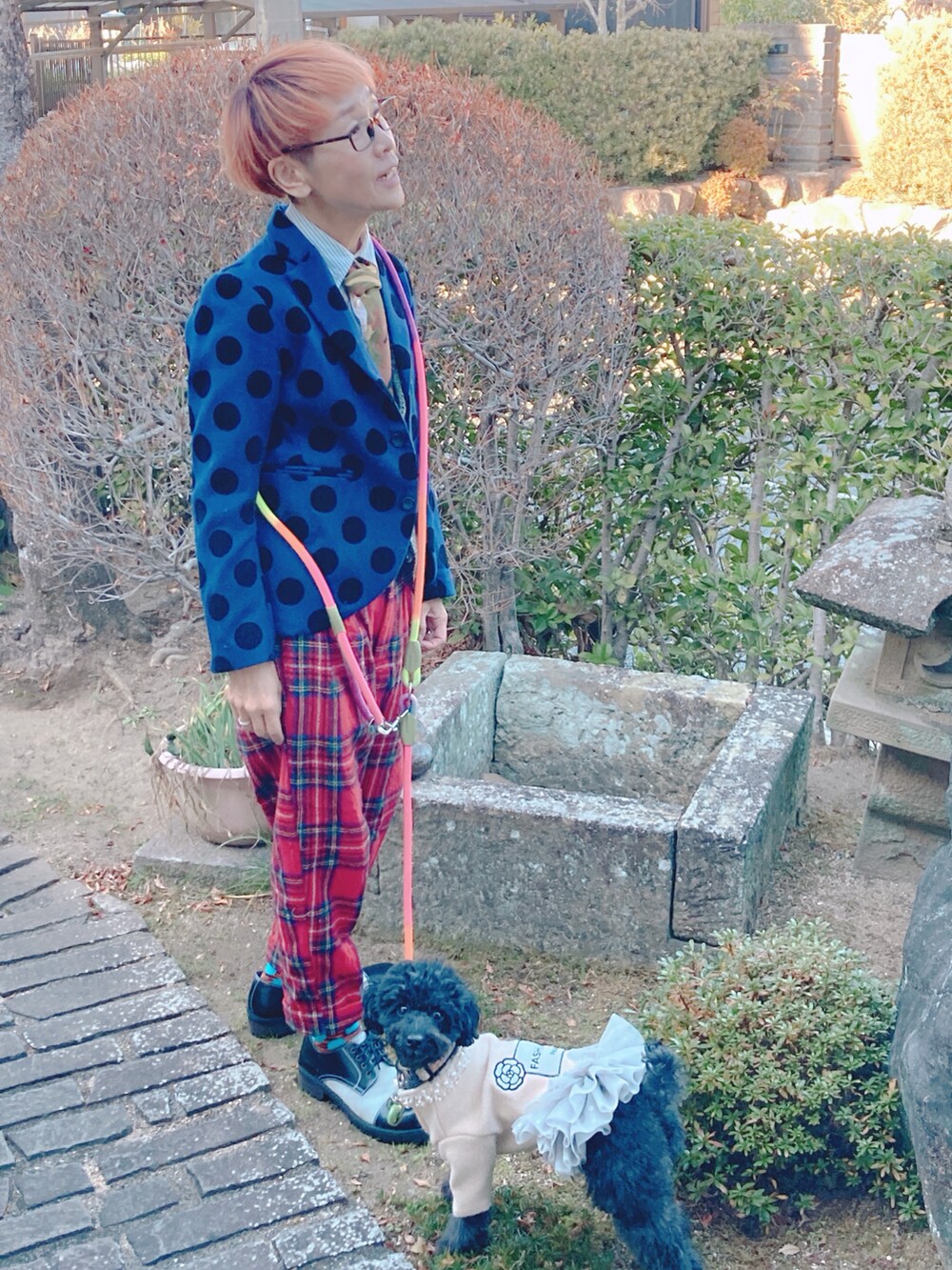 レッド系のその他パンツ、ブルー系のテーラードジャケット、その他のネクタイを着用したレディースの冬コーディネートの2枚目の写真