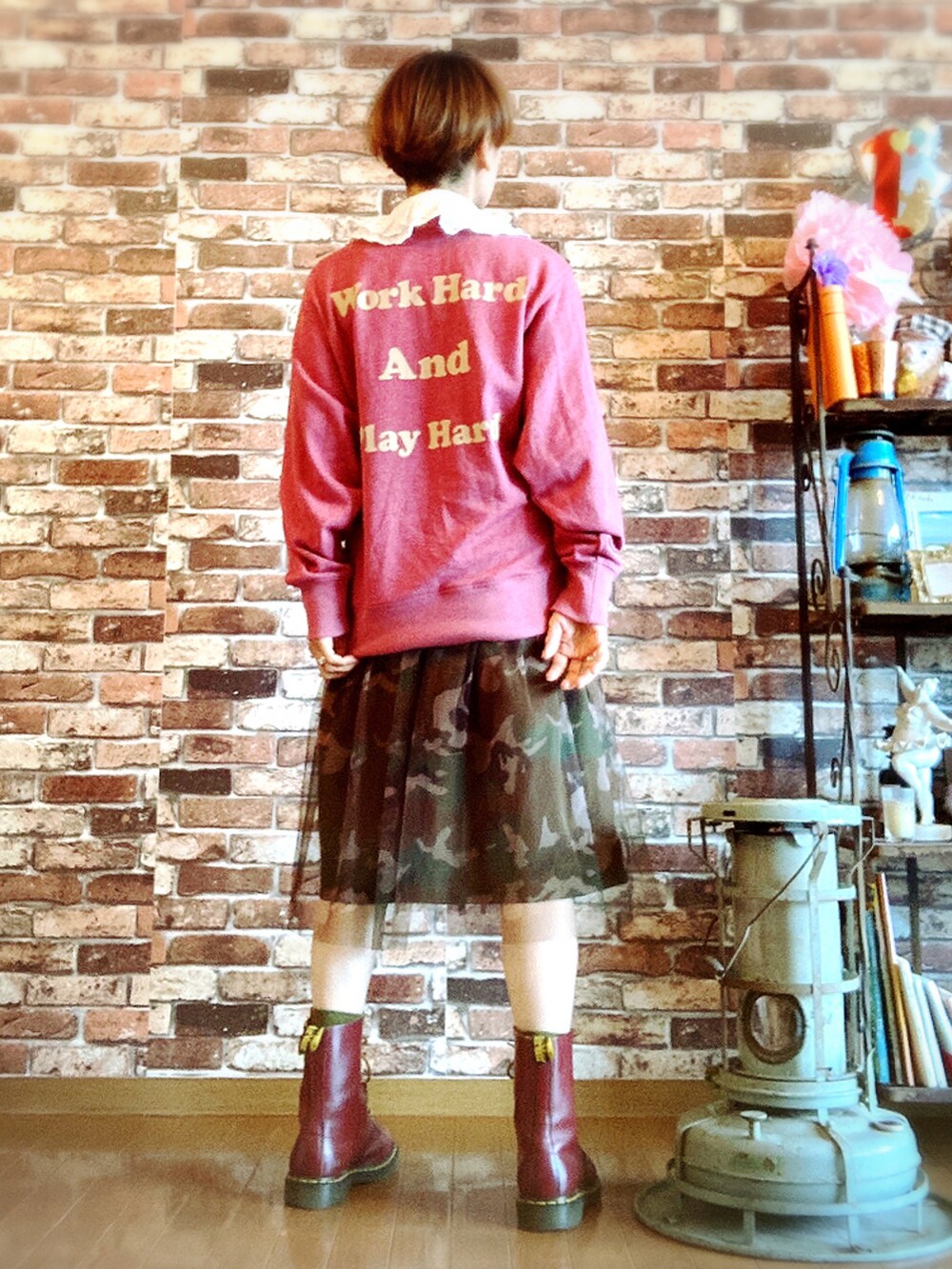 「ロデオクラウンズ、つけ襟、迷彩、チュールスカート、ドクターマーチン、好きな服を着隊、我が道をゆく隊、ジェンダーレス部、WEAR昭和部」｜「RODEO CROWNS WIDE BOWLのアイテム（トップス、レッド系）」を使った、ずんちゃ🌞さん（レディース・163cm）の春コーディネートの3枚目の写真