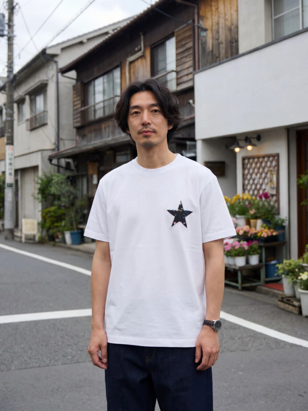ブルー系のデニムパンツ、ホワイト系のTシャツ/カットソーを着用したメンズの春コーディネートの2枚目の写真