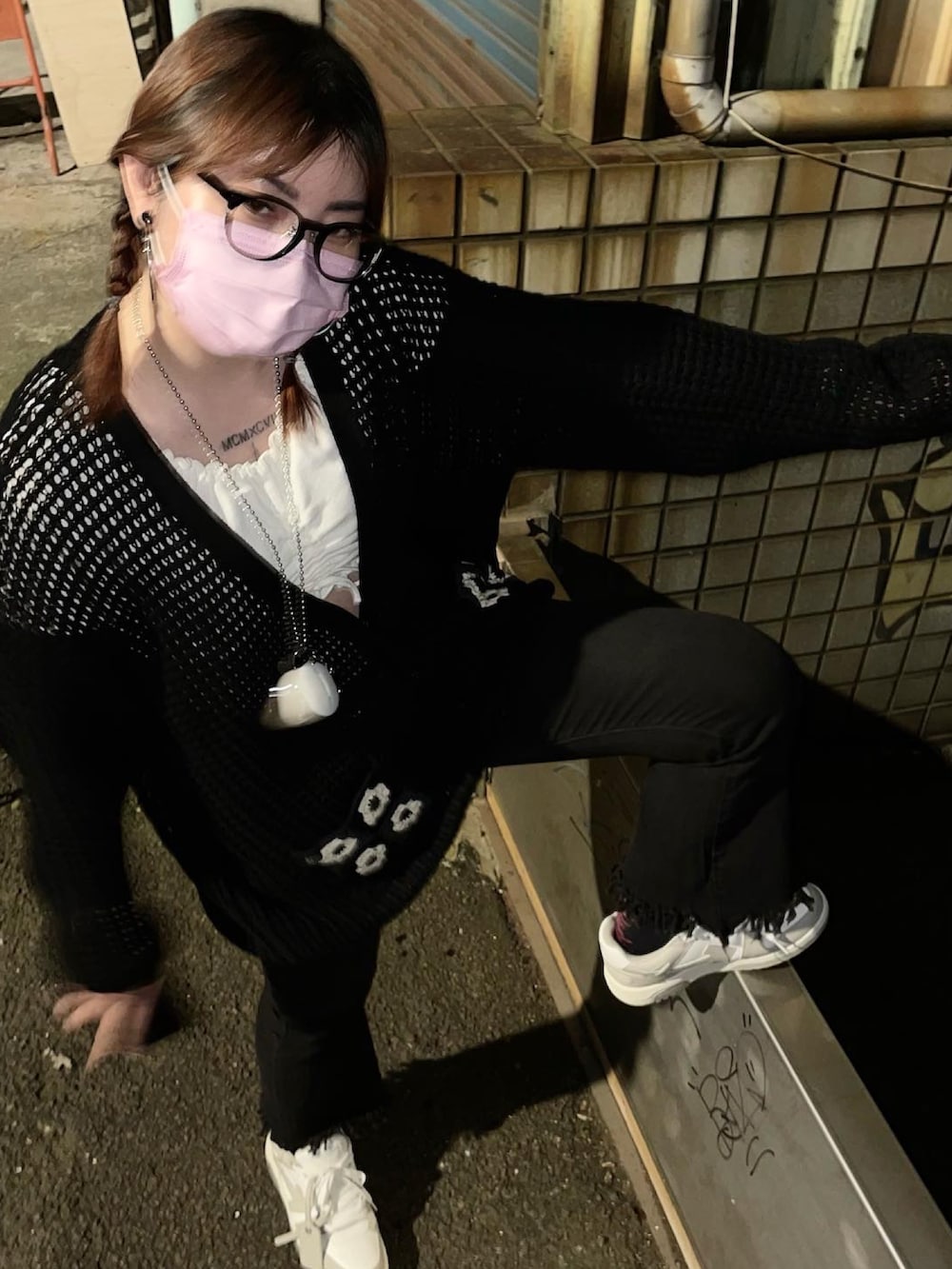 グレー系のスニーカー、ブラック系のノーカラージャケット、ブラック系のメガネを着用したレディースの夏コーディネートの5枚目の写真