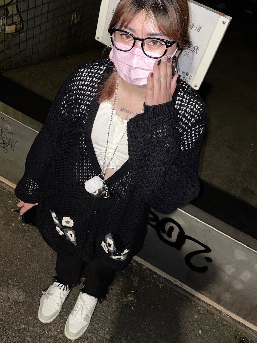 グレー系のスニーカー、ブラック系のノーカラージャケット、ブラック系のメガネを着用したレディースの夏コーディネートの2枚目の写真