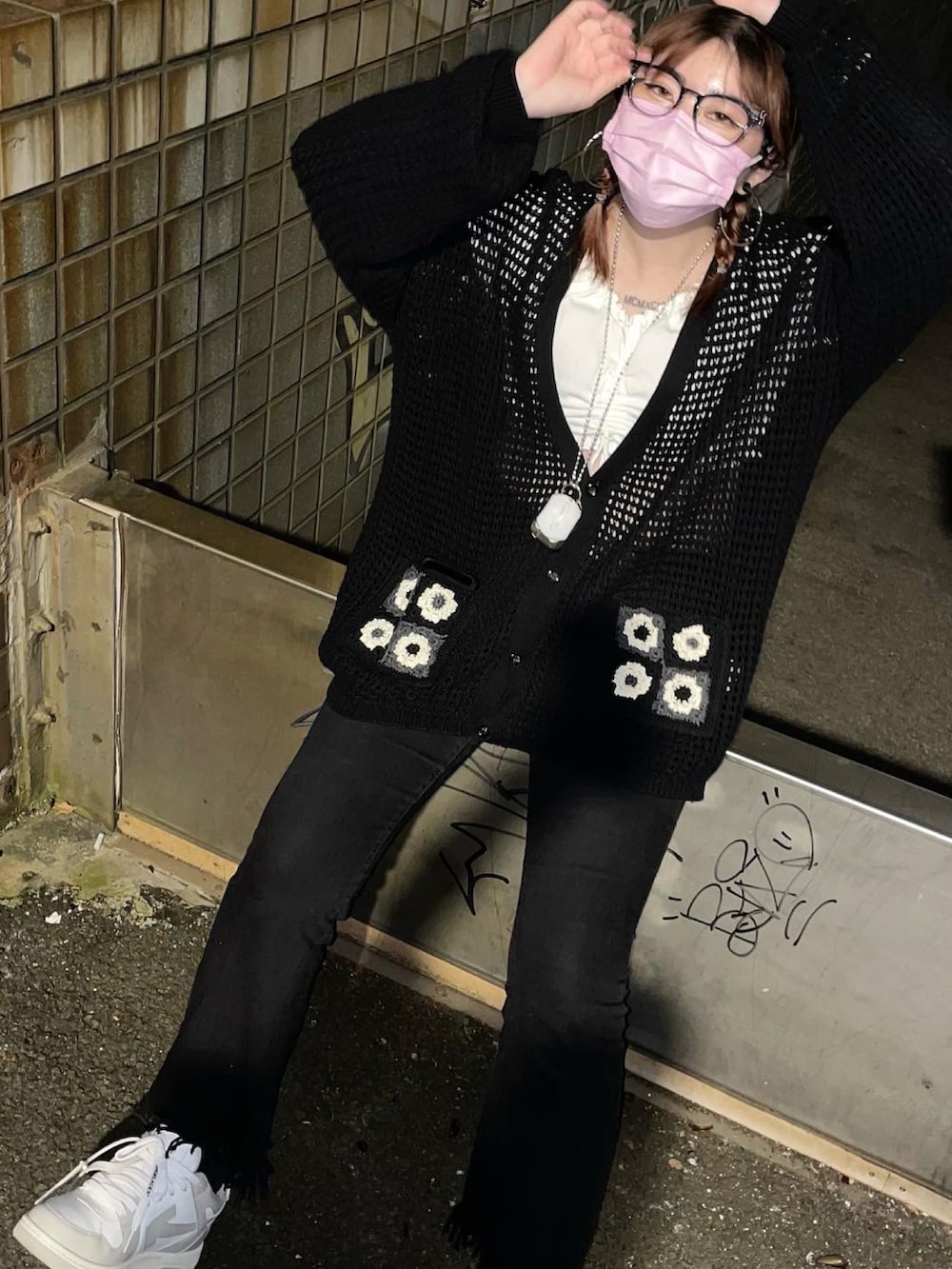 グレー系のスニーカー、ブラック系のノーカラージャケット、ブラック系のメガネを着用したレディースの夏コーディネートの4枚目の写真