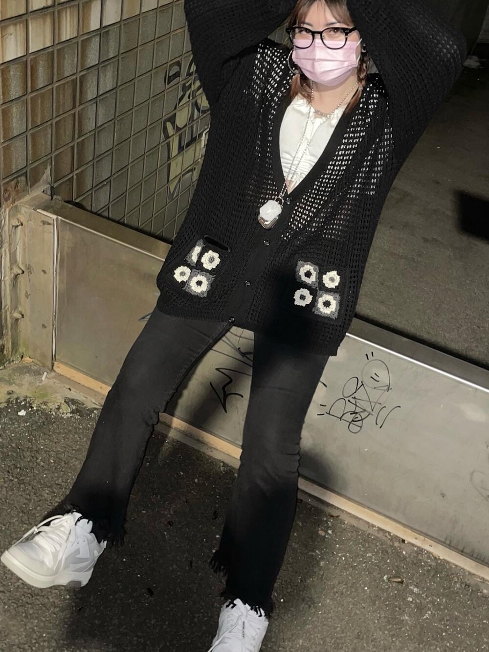 グレー系のスニーカー、ブラック系のノーカラージャケット、ブラック系のメガネを着用したレディースの夏コーディネートの3枚目の写真