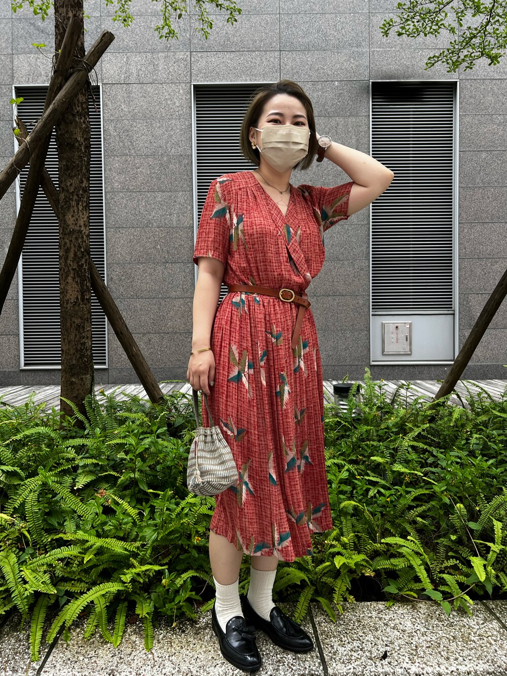 レッド系のワンピース、ブラック系のローファー、ブラウン系のベルトを着用したレディースの夏コーディネートの3枚目の写真