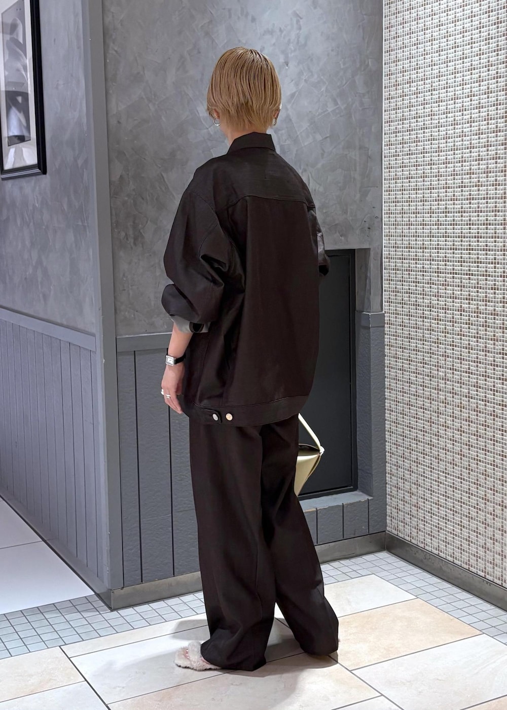 ブラウン系のデニムパンツ、ホワイト系のサンダル、ブラウン系のデニムジャケットを着用したレディースの夏コーディネートの3枚目の写真