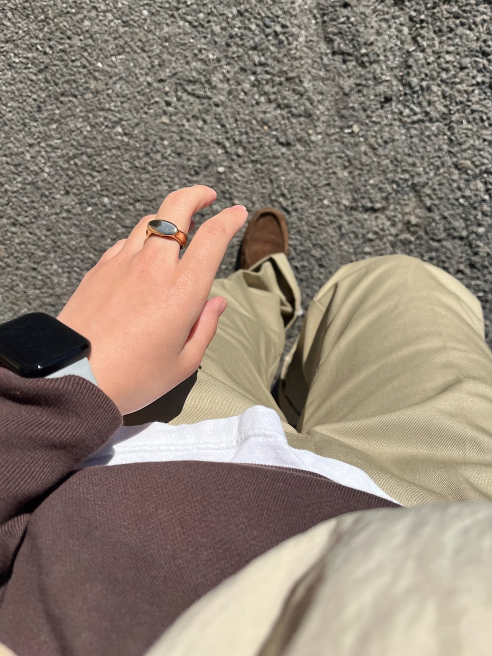 ブラウン系のスウェット、ベージュ系のショルダーバッグ、ベージュ系のチノパンツを着用したレディースの秋コーディネートの2枚目の写真