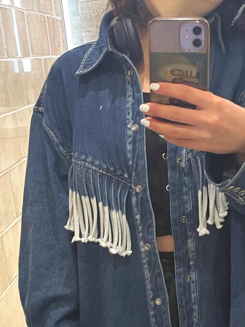 ブラック系のその他パンツ、ホワイト系のスニーカー、ブルー系のワンピースを着用したレディースの春コーディネートの2枚目の写真