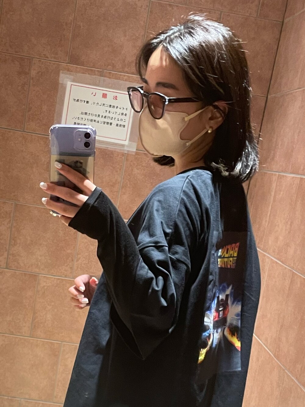 ブルー系のデニムパンツ、ホワイト系のスニーカー、ブラック系のTシャツ/カットソーを着用したレディースの夏コーディネートの2枚目の写真