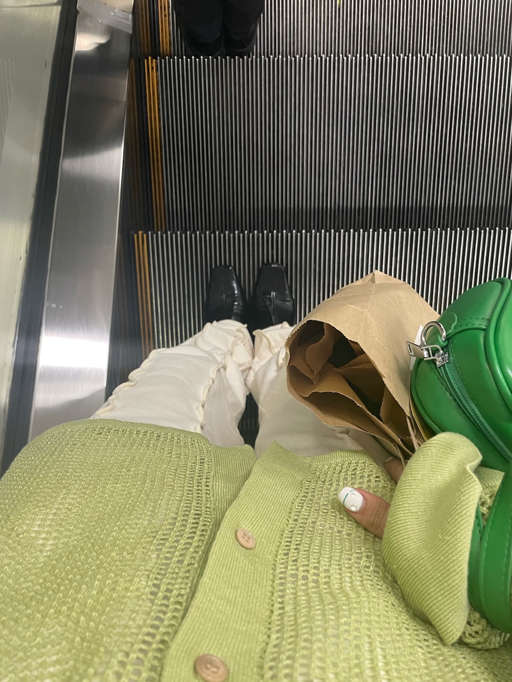 グリーン系のニット/セーター、ブルー系のデニムジャケット、ホワイト系のその他パンツを着用したレディースの春コーディネートの2枚目の写真