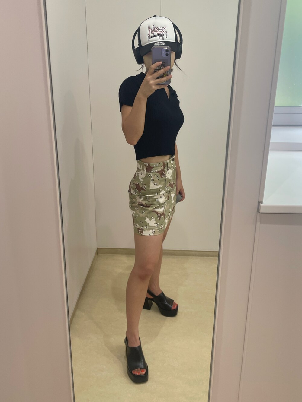 ホワイト系のキャップを着用したレディースの夏コーディネートの2枚目の写真