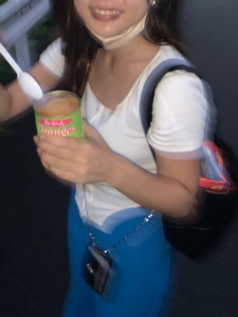 ブルー系のスカートを着用したレディースの秋コーディネートの2枚目の写真