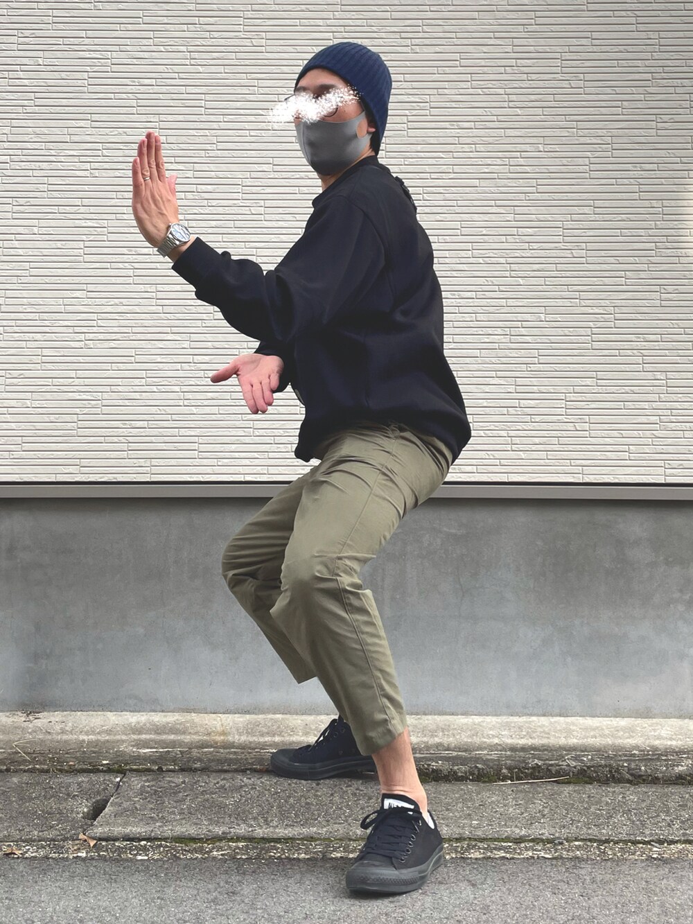 グリーン系のパンツ、ブラック系のスニーカー、ブラック系のボディバッグ/ウエストポーチを着用したメンズの秋コーディネートの3枚目の写真