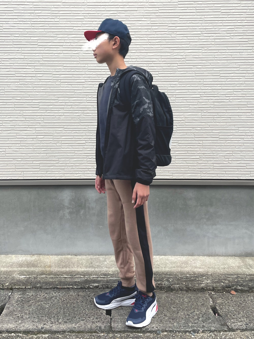 ブラック系のブルゾン、グレー系のスウェット、ベージュ系のその他パンツを着用したキッズの秋コーディネートの2枚目の写真