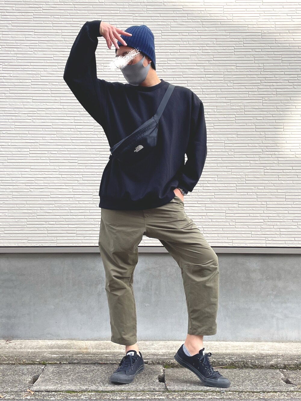 グリーン系のパンツ、ブラック系のスニーカー、ブラック系のボディバッグ/ウエストポーチを着用したメンズの秋コーディネートの4枚目の写真