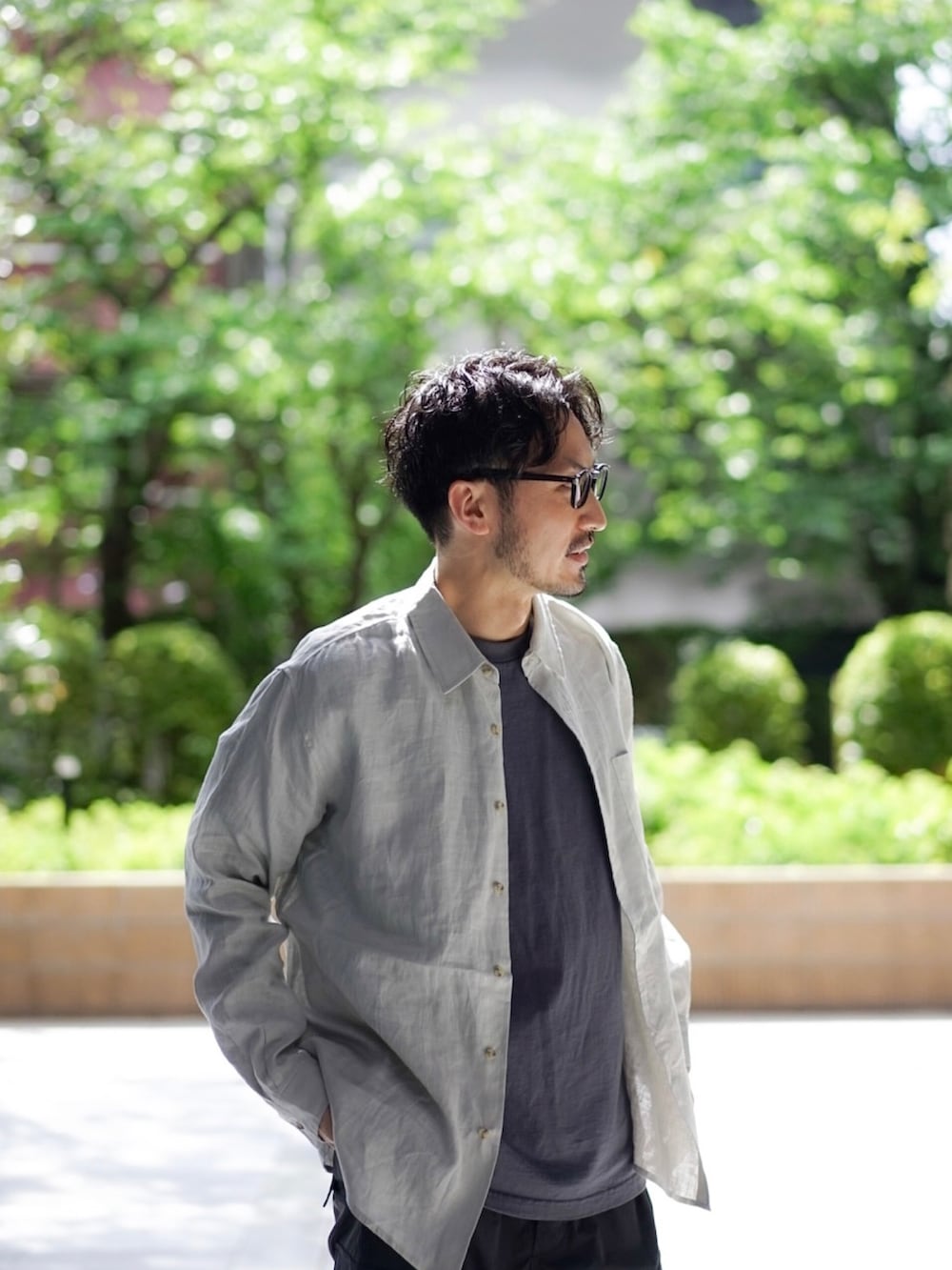 ベージュ系のシャツ/ブラウス、ブラック系のスニーカーを着用したメンズの春コーディネートの3枚目の写真