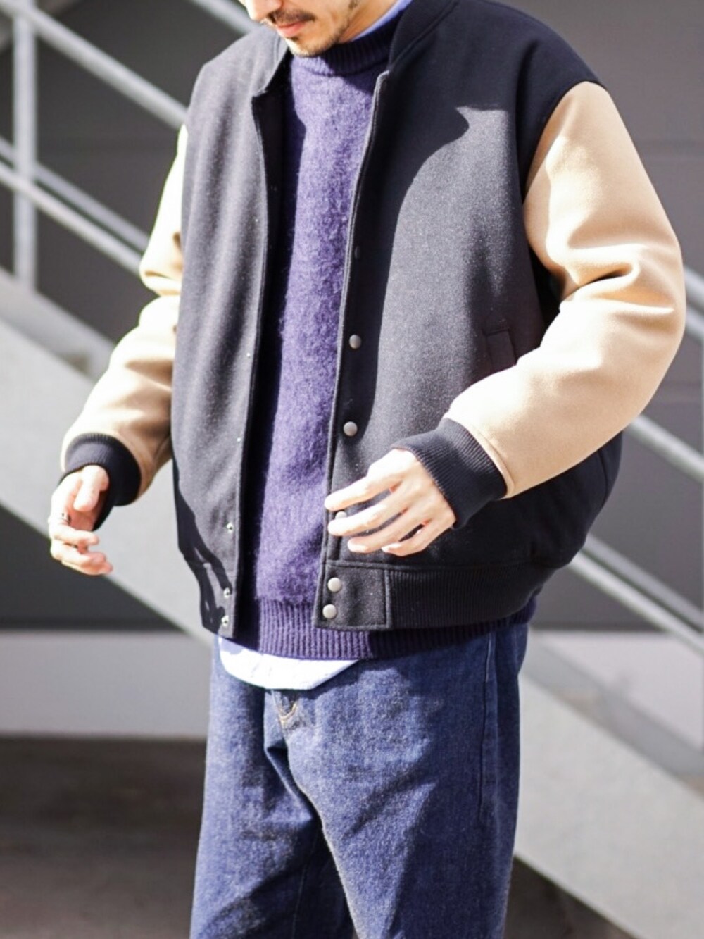 ブルー系のスタジャン、ブルー系のニット/セーターを着用したメンズの冬コーディネートの4枚目の写真