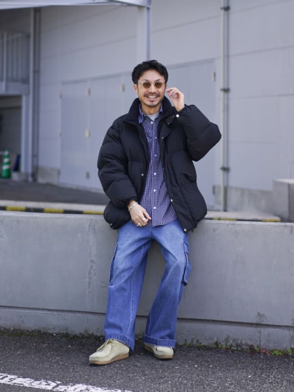 ブラック系のダウンジャケット/コート、ブルー系のシャツ/ブラウス、ブルー系のカーゴパンツを着用したメンズの冬コーディネートの3枚目の写真