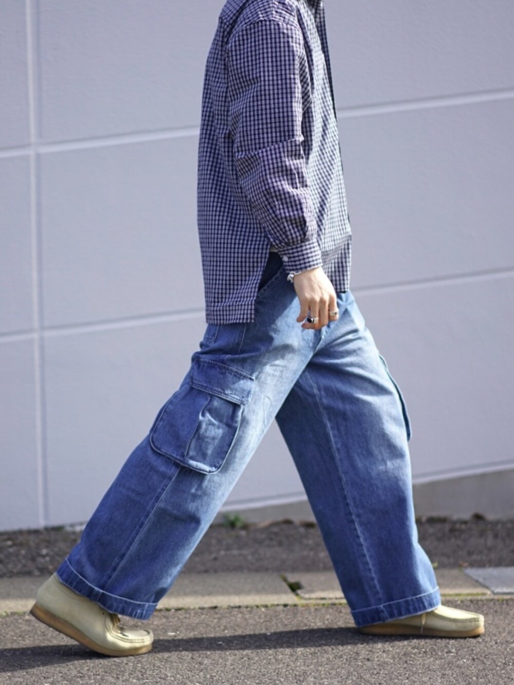 ブラック系のダウンジャケット/コート、ブルー系のシャツ/ブラウス、ブルー系のカーゴパンツを着用したメンズの冬コーディネートの6枚目の写真