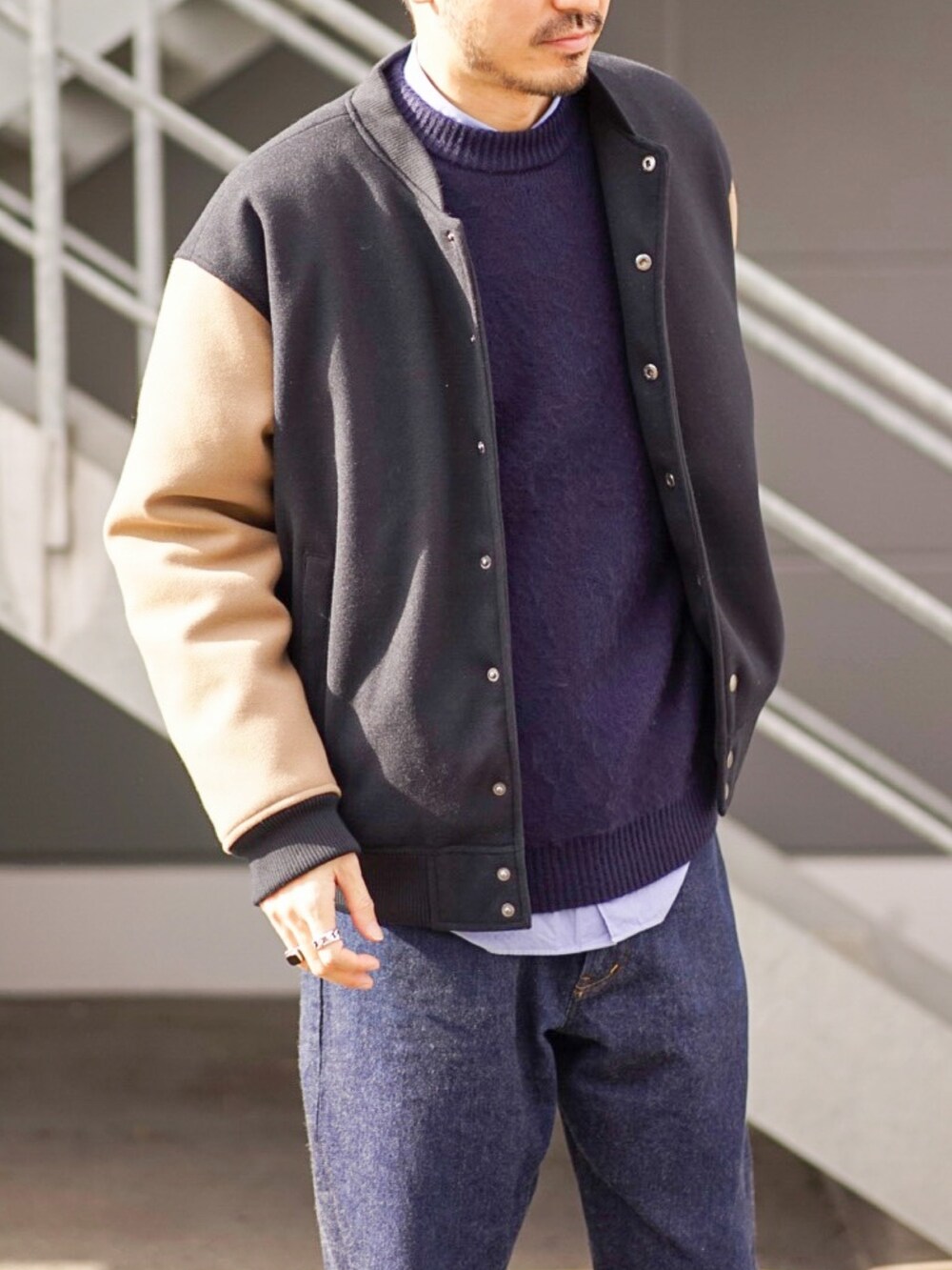 ブルー系のスタジャン、ブルー系のニット/セーターを着用したメンズの冬コーディネートの3枚目の写真