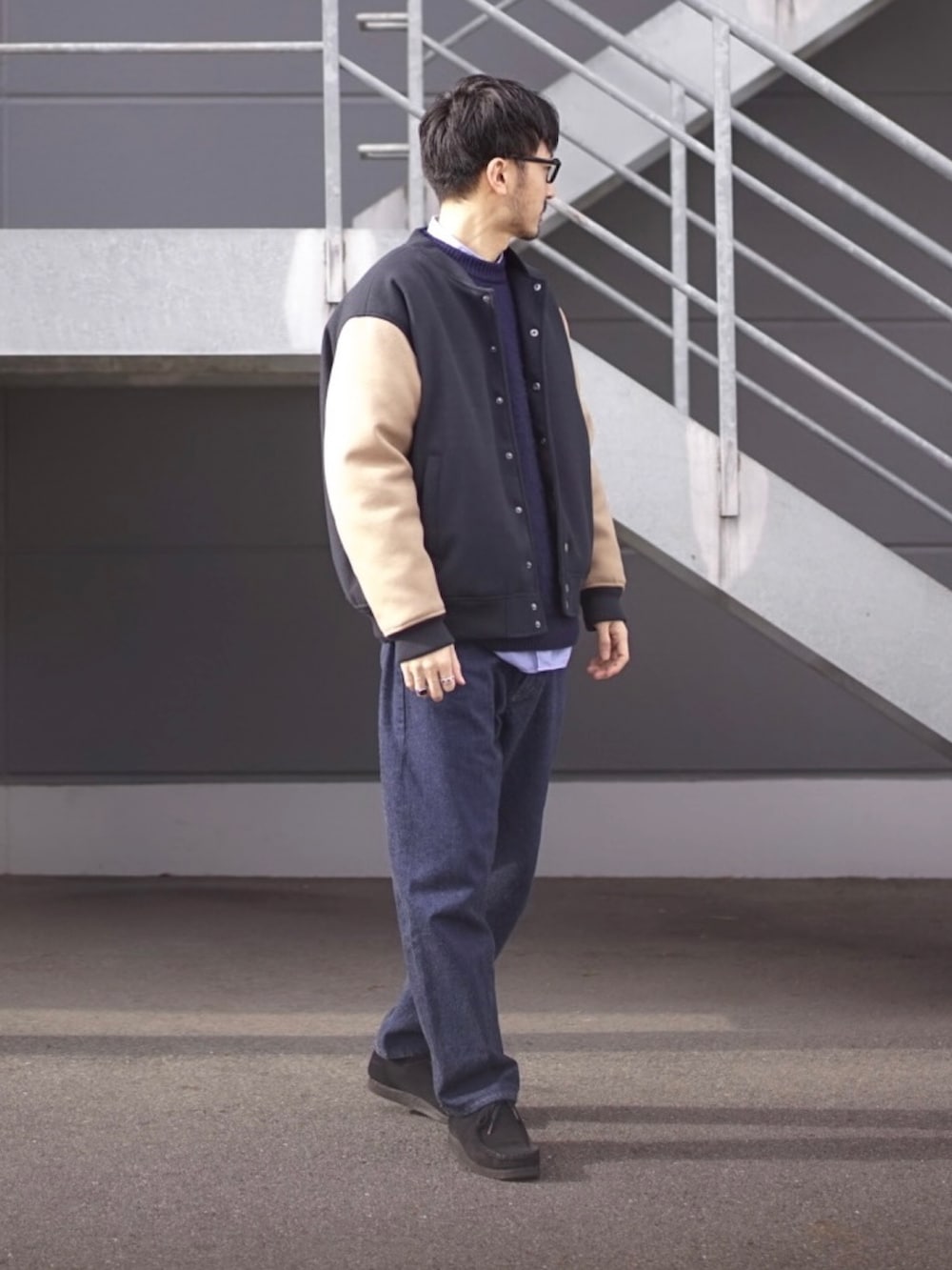 ブルー系のスタジャン、ブルー系のニット/セーターを着用したメンズの冬コーディネートの2枚目の写真
