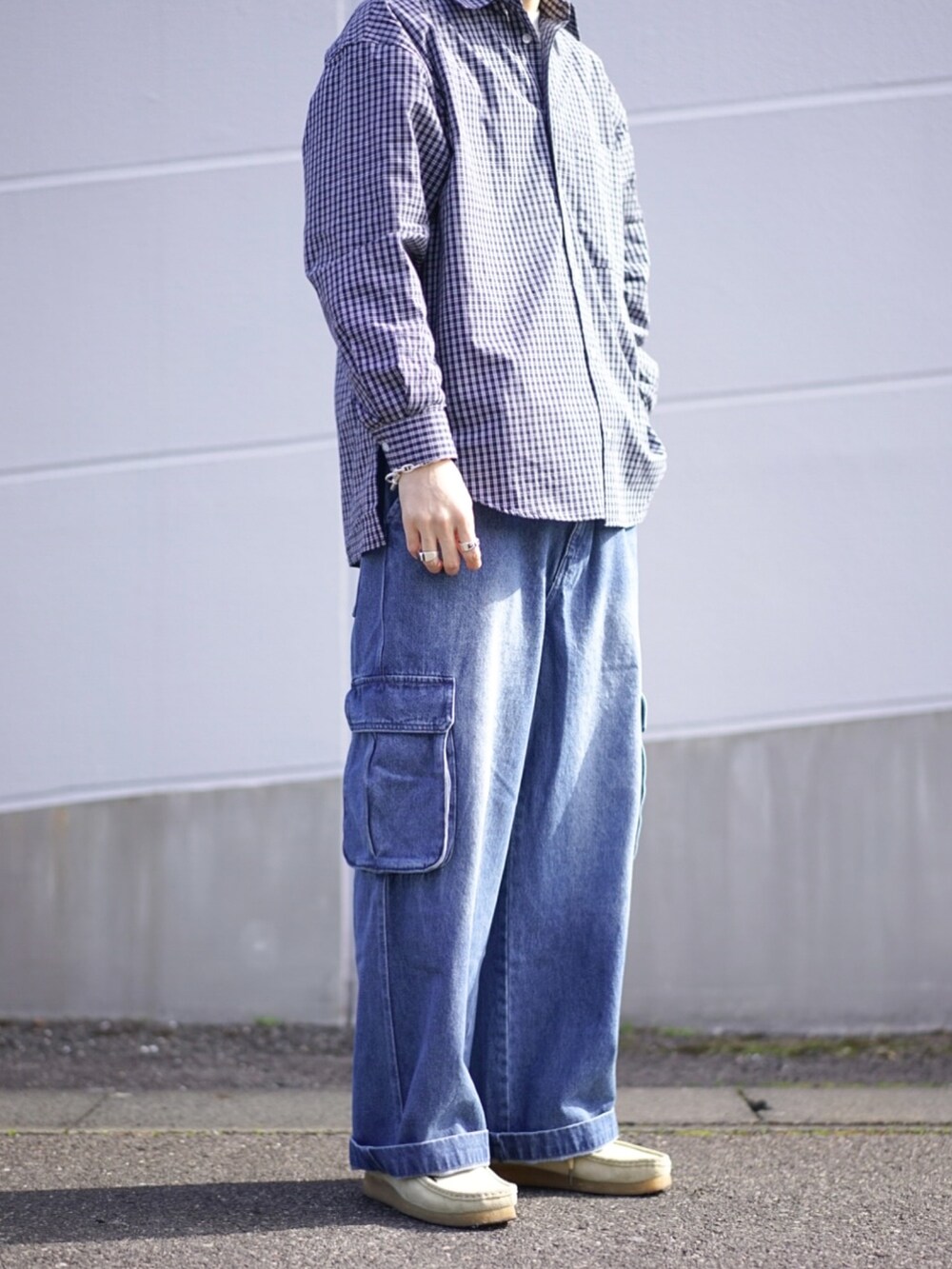 ブラック系のダウンジャケット/コート、ブルー系のシャツ/ブラウス、ブルー系のカーゴパンツを着用したメンズの冬コーディネートの7枚目の写真