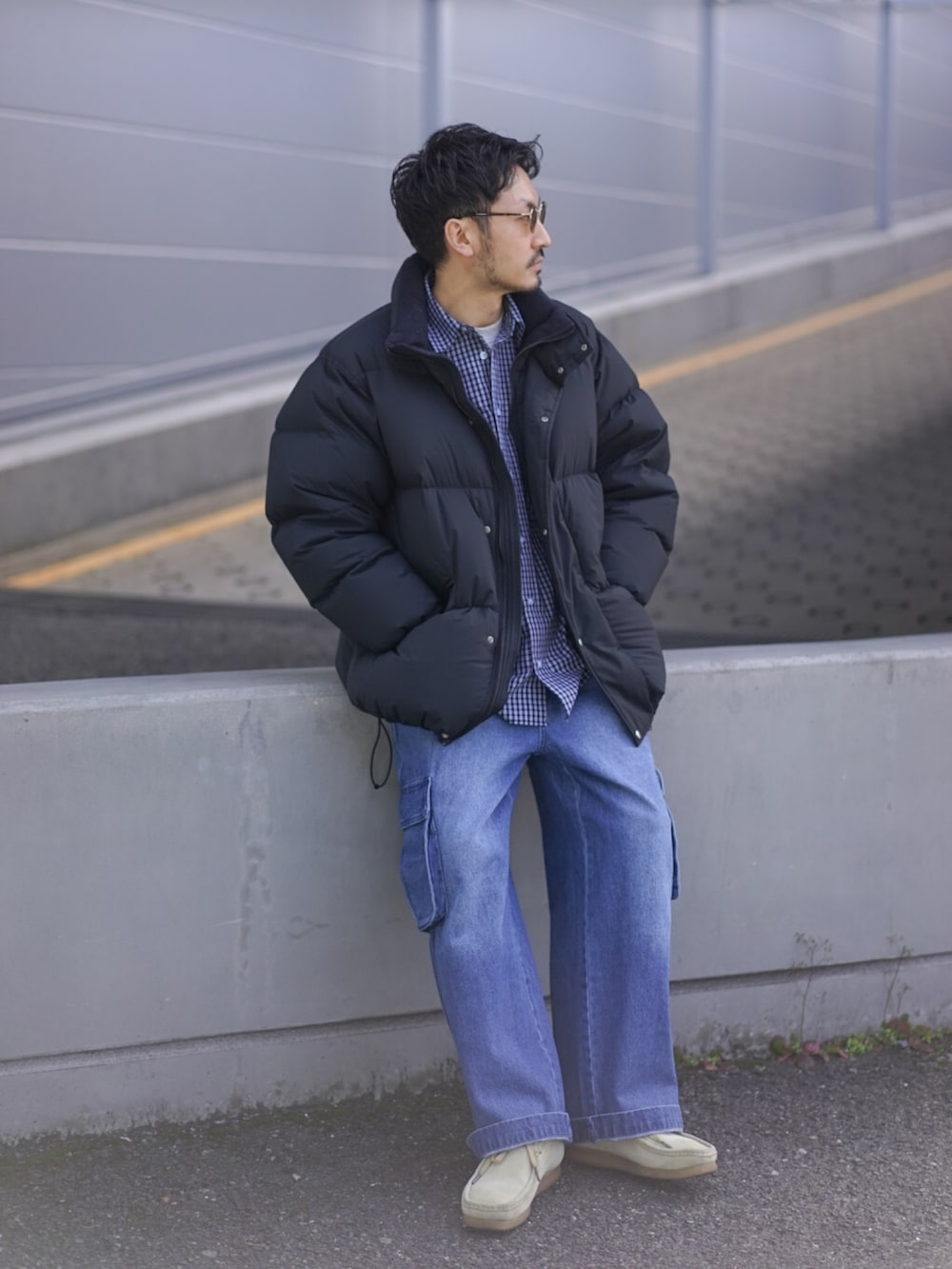 ブラック系のダウンジャケット/コート、ブルー系のシャツ/ブラウス、ブルー系のカーゴパンツを着用したメンズの冬コーディネートの2枚目の写真