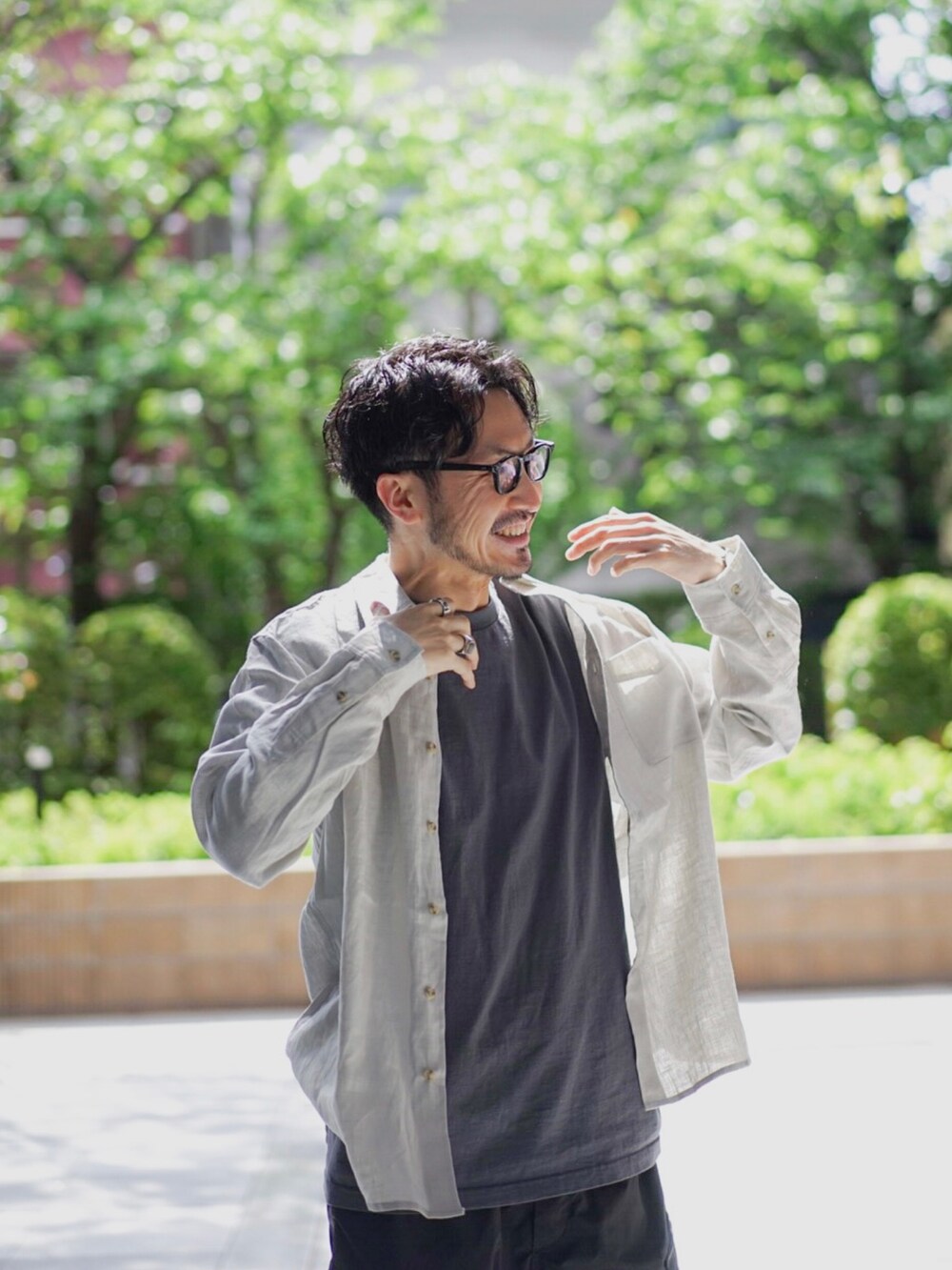 ベージュ系のシャツ/ブラウス、ブラック系のスニーカーを着用したメンズの春コーディネートの2枚目の写真