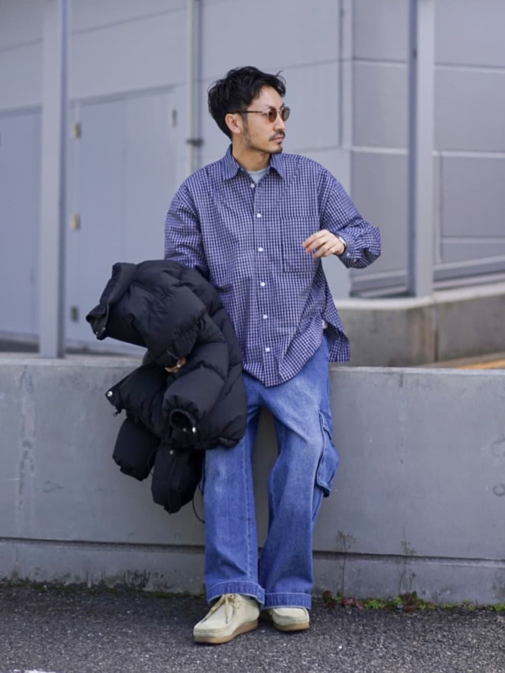 ブラック系のダウンジャケット/コート、ブルー系のシャツ/ブラウス、ブルー系のカーゴパンツを着用したメンズの冬コーディネートの4枚目の写真