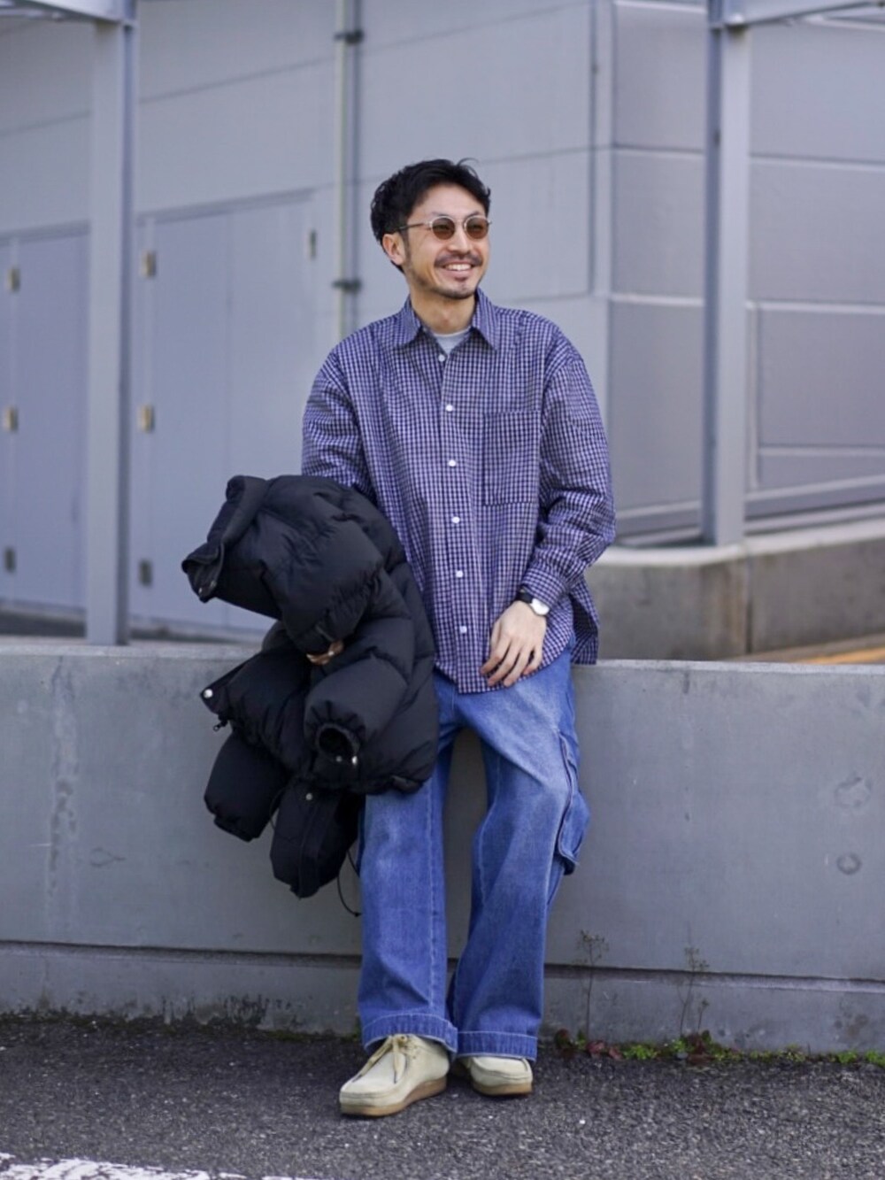 ブラック系のダウンジャケット/コート、ブルー系のシャツ/ブラウス、ブルー系のカーゴパンツを着用したメンズの冬コーディネートの5枚目の写真